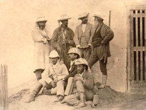 I membri della spedizione in Tunisia 1875. Con la barba bianca, a destra, Orazio Antinori